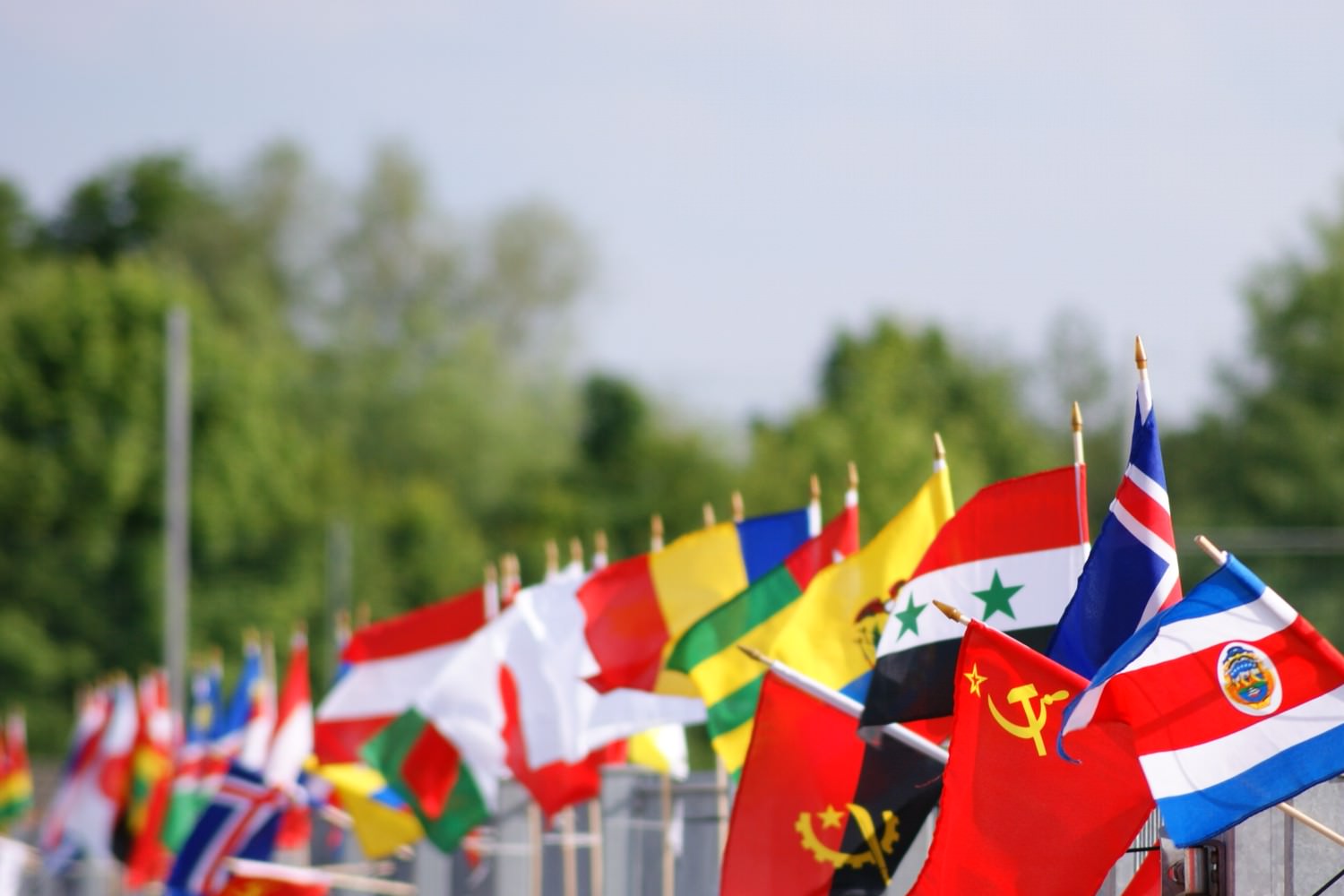 Bild zeigt: Verschiedene Landesflaggen wehen im Wind