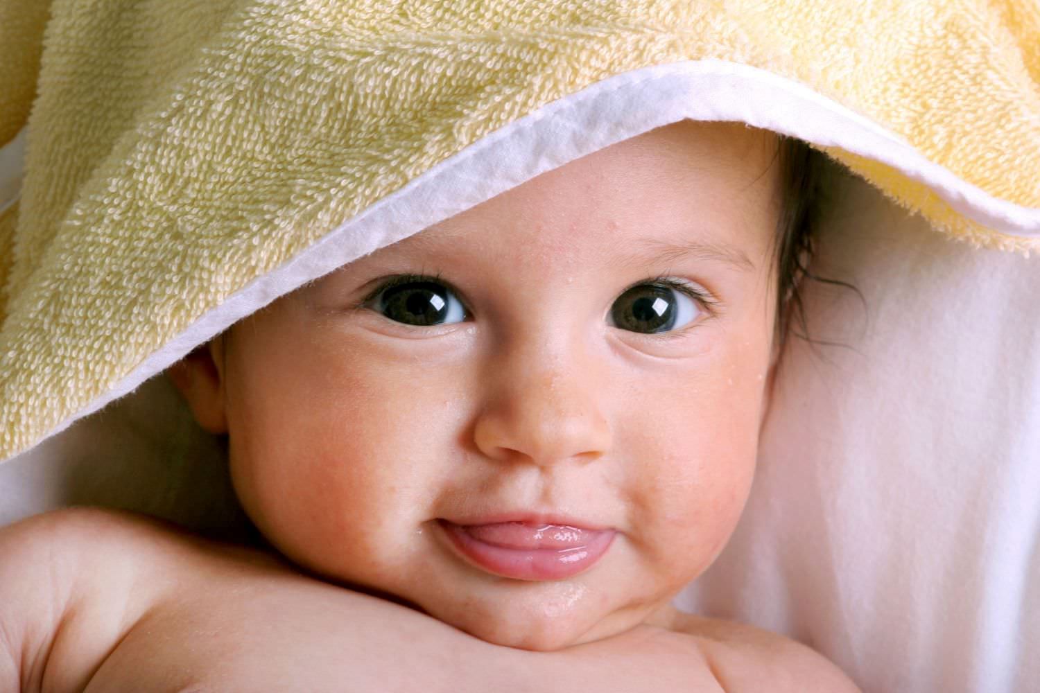 Bild zeigt: Säugling mit offenen Augen und Zunge im leicht geöffneten Mund