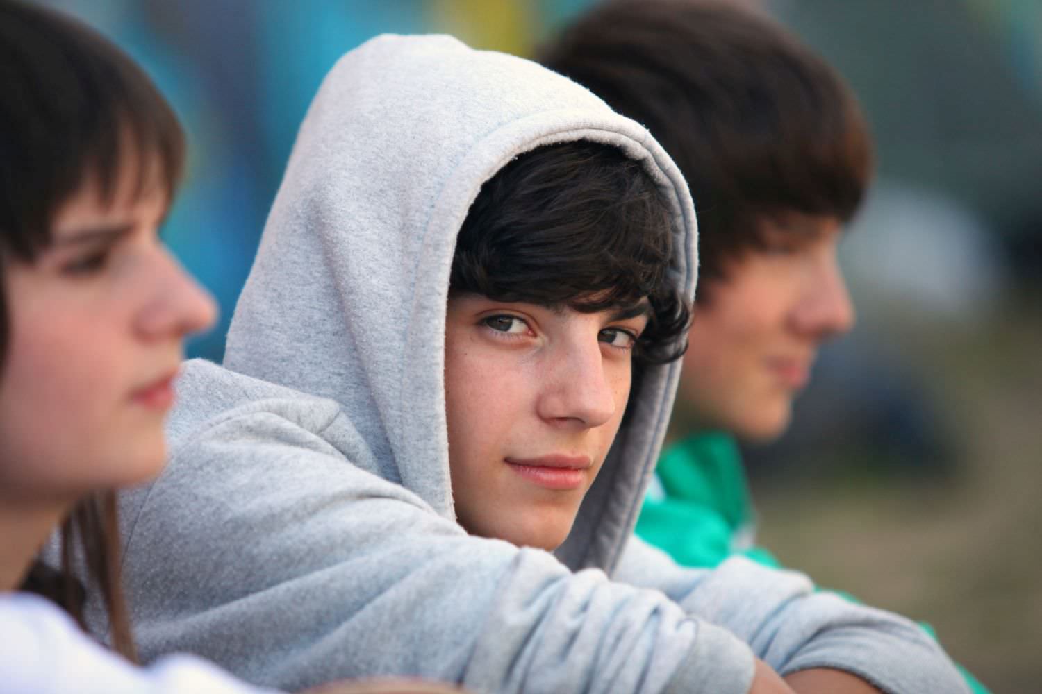 Bild zeigt: Portrait eines jungen Teenager mit Kapuzenpullover