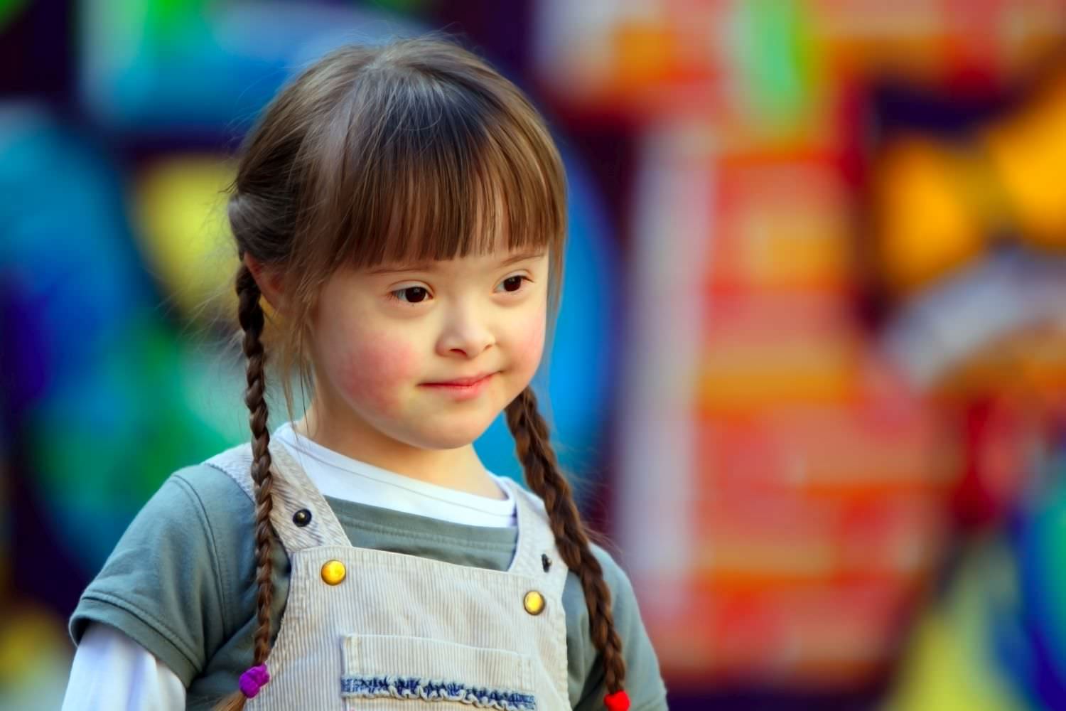 Bild zeigt: Portrait eines kleinen Mädchens mit Down-Syndrom