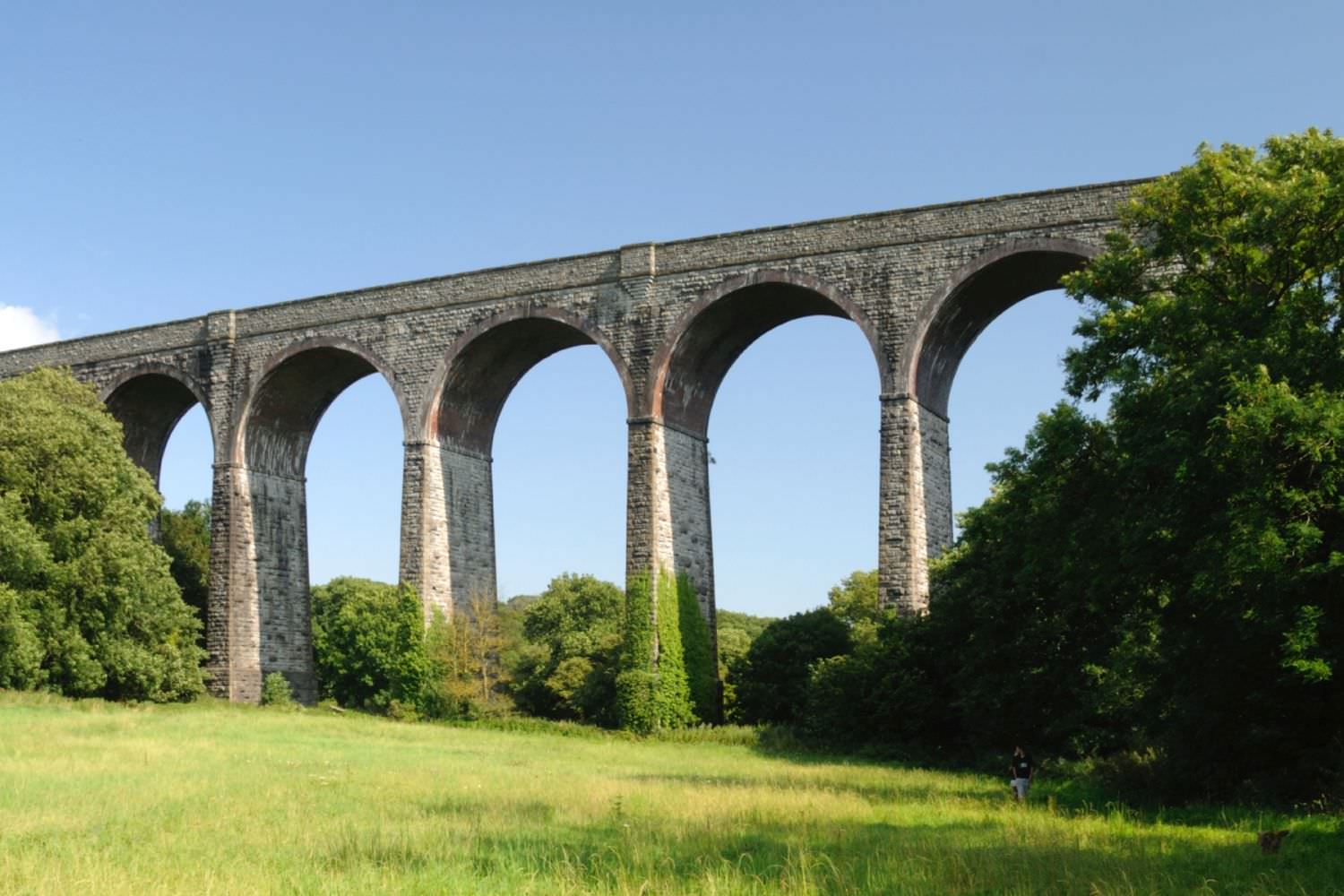Bild zeigt: Landschaftsaufnahme einer historischen Bogenbrücke