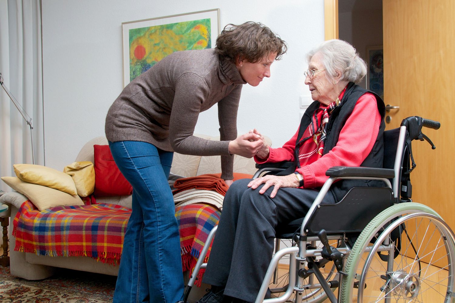 Bild zeigt: Alte Frau im Rollstuhl zusammen mit ihrer Tochter
