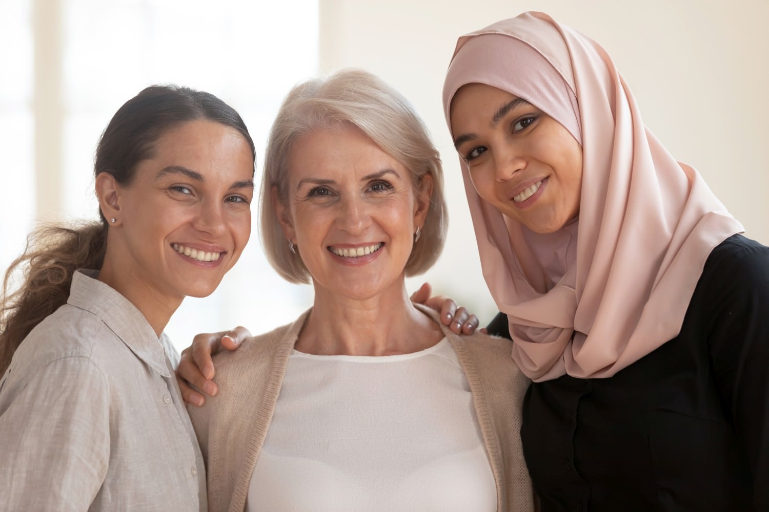 Bild zeigt: Ältere Frau mit ihren erwachsenen Töchtern