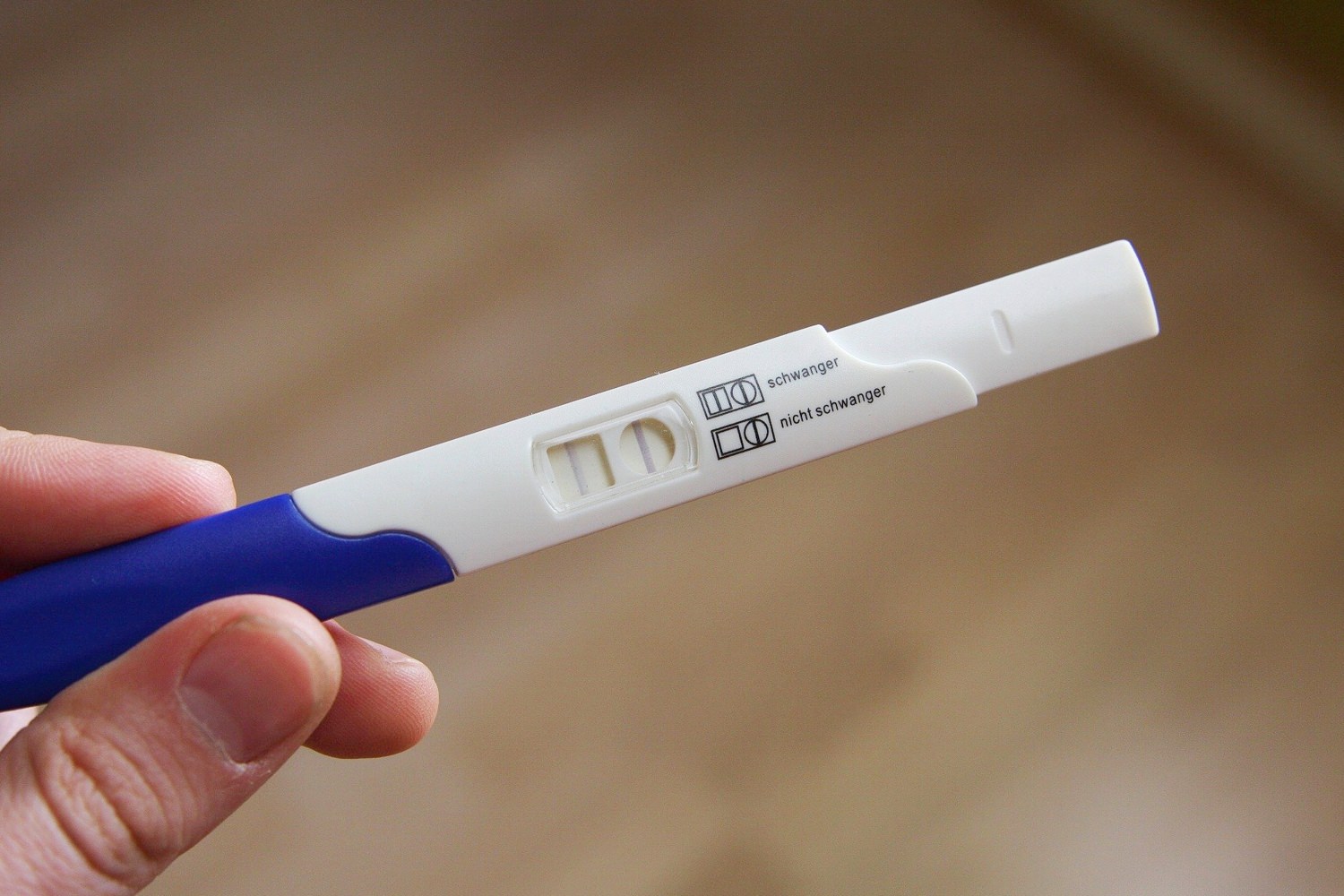 Bild zeigt: Schwangerschaftstest mit positivem Ergebnis