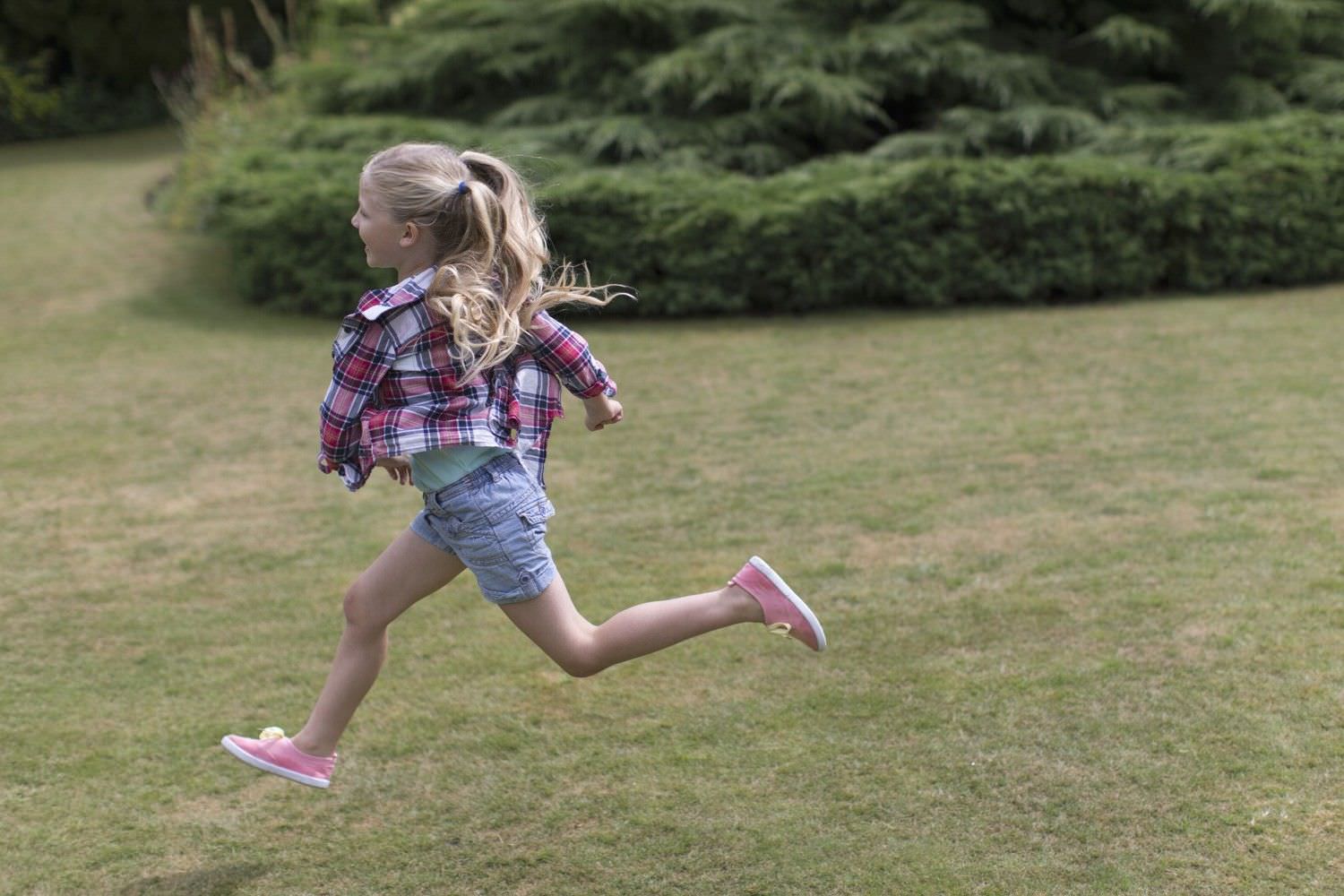 Bild zeigt: Mädchen beim Laufen im Park