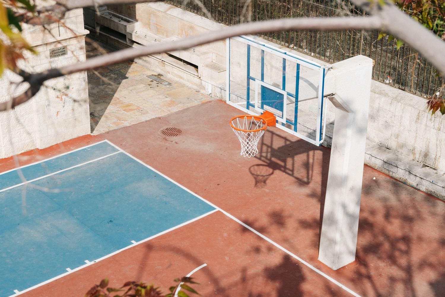 Bild zeigt: Leeres Basketballfeld im Freien
