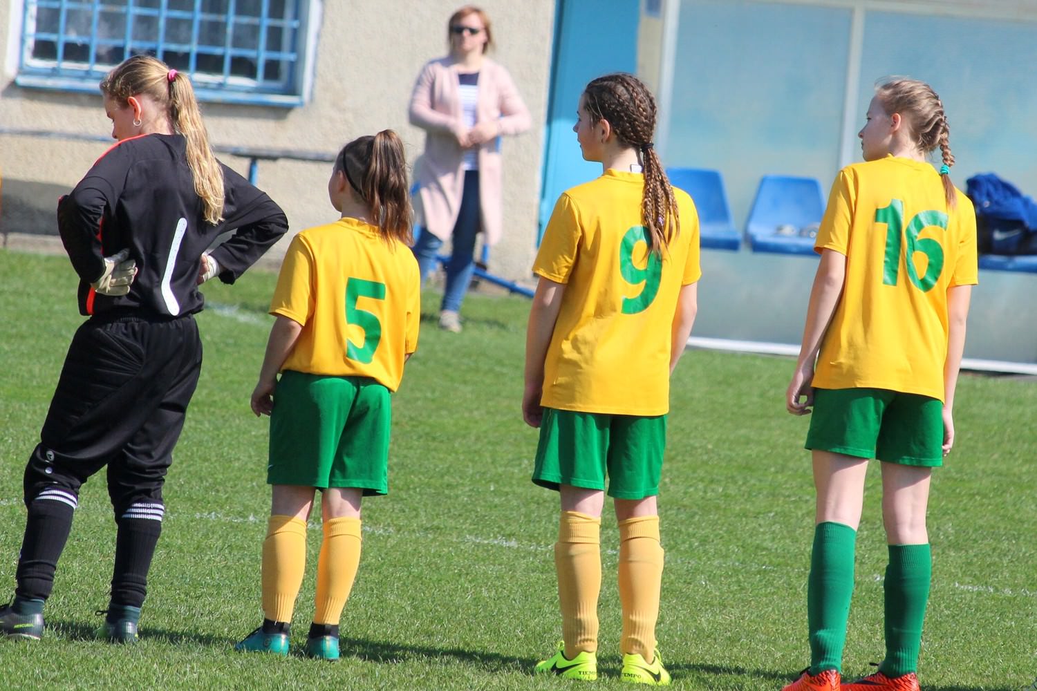 Bild zeigt: Mädchen bei der Aufstellung zum Fußballspiel