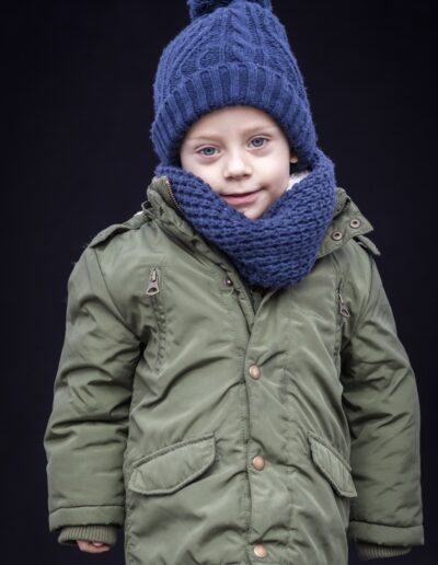 Bild zeigt: Portrait eines kleinen Jungen in der Innenstadt