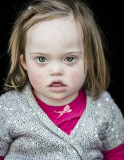 Bild zeigt: Portrait eines kleinen Mädchens in der Innenstadt