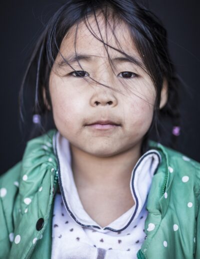 Bild zeigt: Portrait eines kleinen Mädchens in der Innenstadt