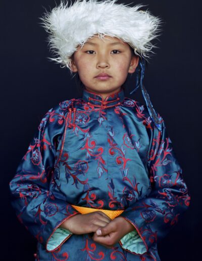 Bild zeigt: Portrait eines Mädchens aus der Mongolei in der Innenstadt