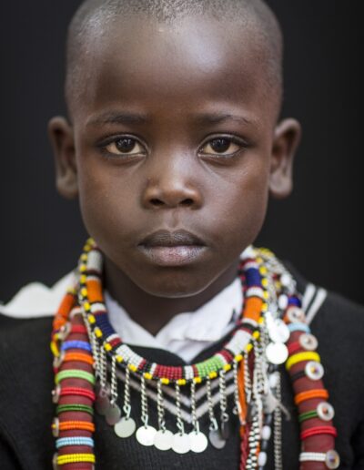 Bild zeigt: Portrait eines Kindes aus Kenia in der Innenstadt