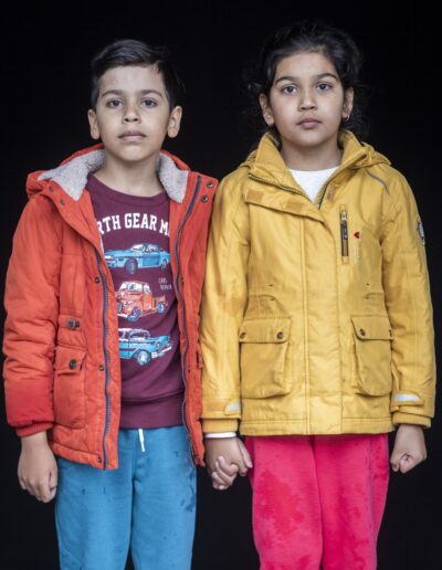 Bild zeigt: Portrait zweier Kinder in der Innenstadt
