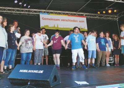 Bild zeigt: Inklusive Gruppe auf der Bühne
