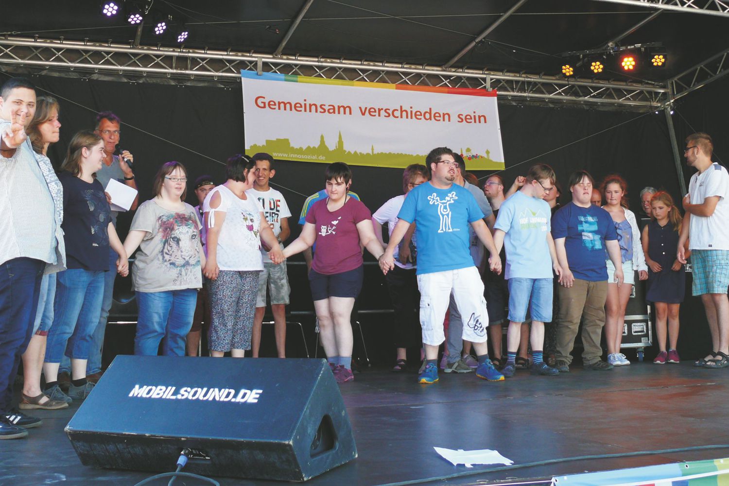 Bild zeigt: Inklusive Gruppe auf der Bühne