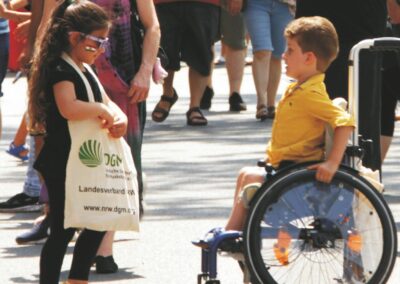 Bild zeigt: Begegnung von Mädchen und Jungen im Rollstuhl