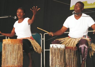Bild zeigt: Afrikanisches Musikduo auf der Bühne