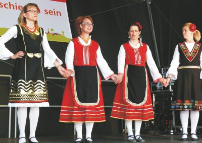 Bild zeigt: Polnische Folkloregruppe tanzt auf der Bühne