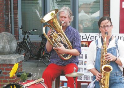 Bild zeigt: Musiker mit Trompete und Saxophon