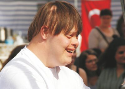 Bild zeigt: Porträt eines jungen Mannes mit Down-Syndrom