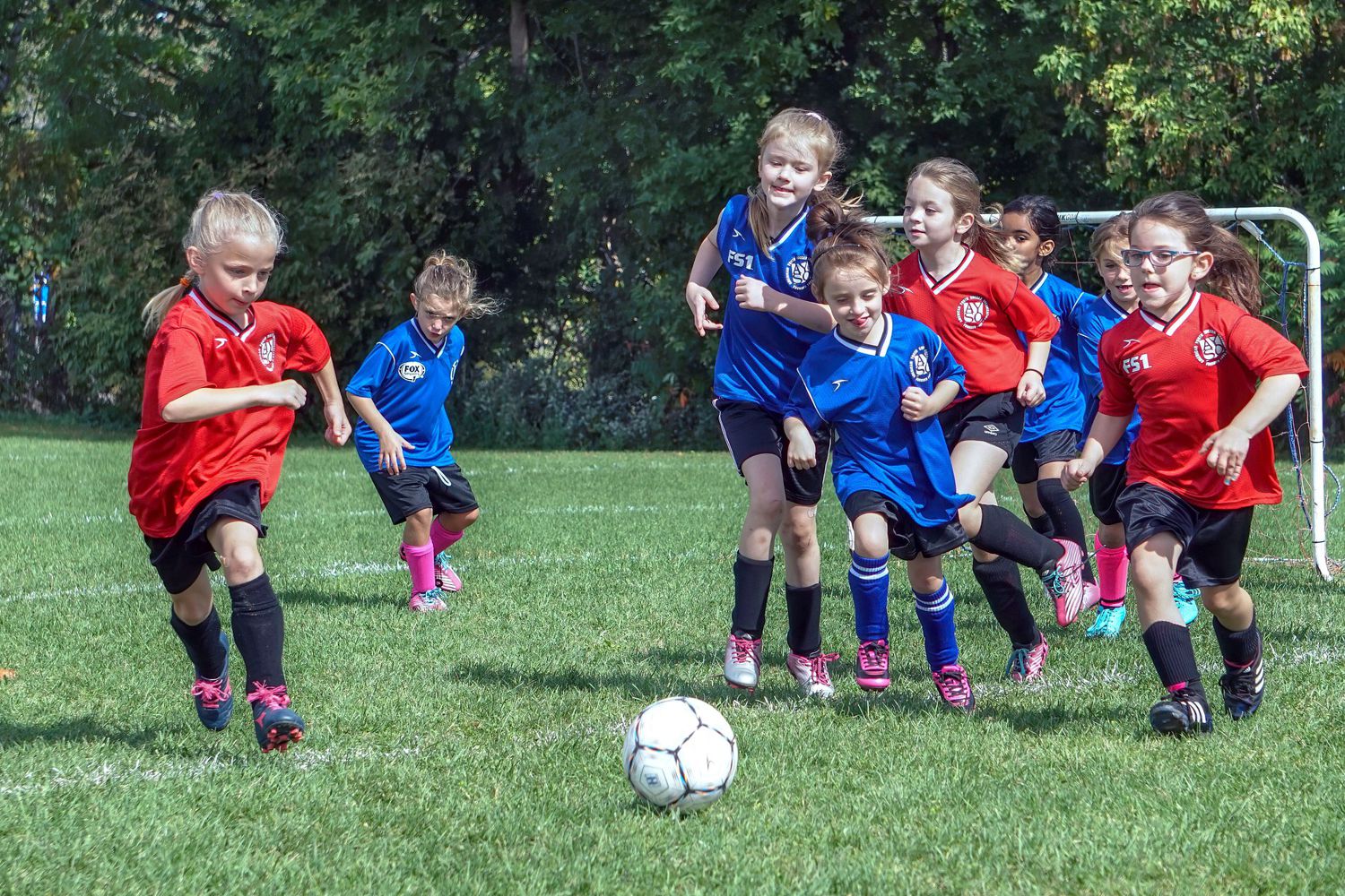 Bild zeigt: Mädchen beim Fußballspielen