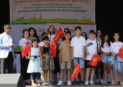 Bild zeigt: Aramäische Kindergruppe auf der Bühne