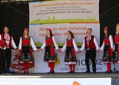 Bild zeigt: Tanzgruppe aus Bulgarien auf der Bühne