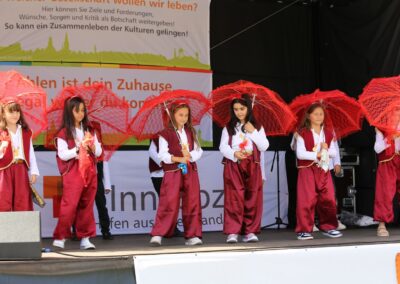 Bild zeigt: Kindertanzgruppe der DiTiB aus Beckum auf der Bühne