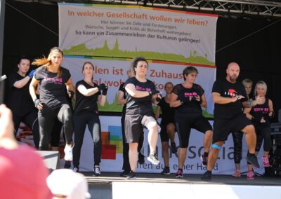 Bild zeigt: Frauengruppe mit der Präsentation von KickBo auf der Bühne