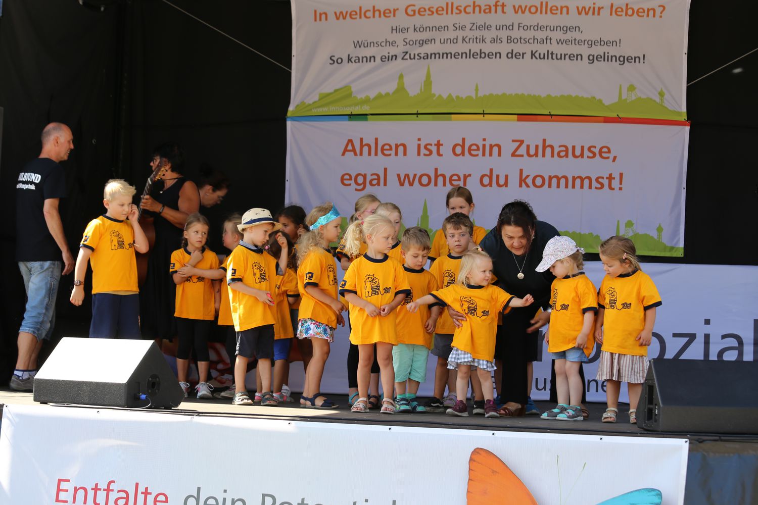 Bild zeigt: Kindergruppe der Kita Menzelstraße auf der Bühne