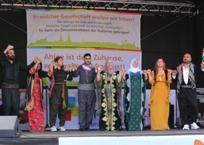 Bild zeigt: Kurdische Tanzgruppe des Vereins Newroz