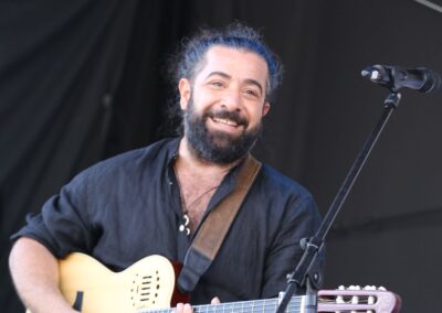 Bild zeigt: Türkischer Musiker spielt auf der E-Gitarre