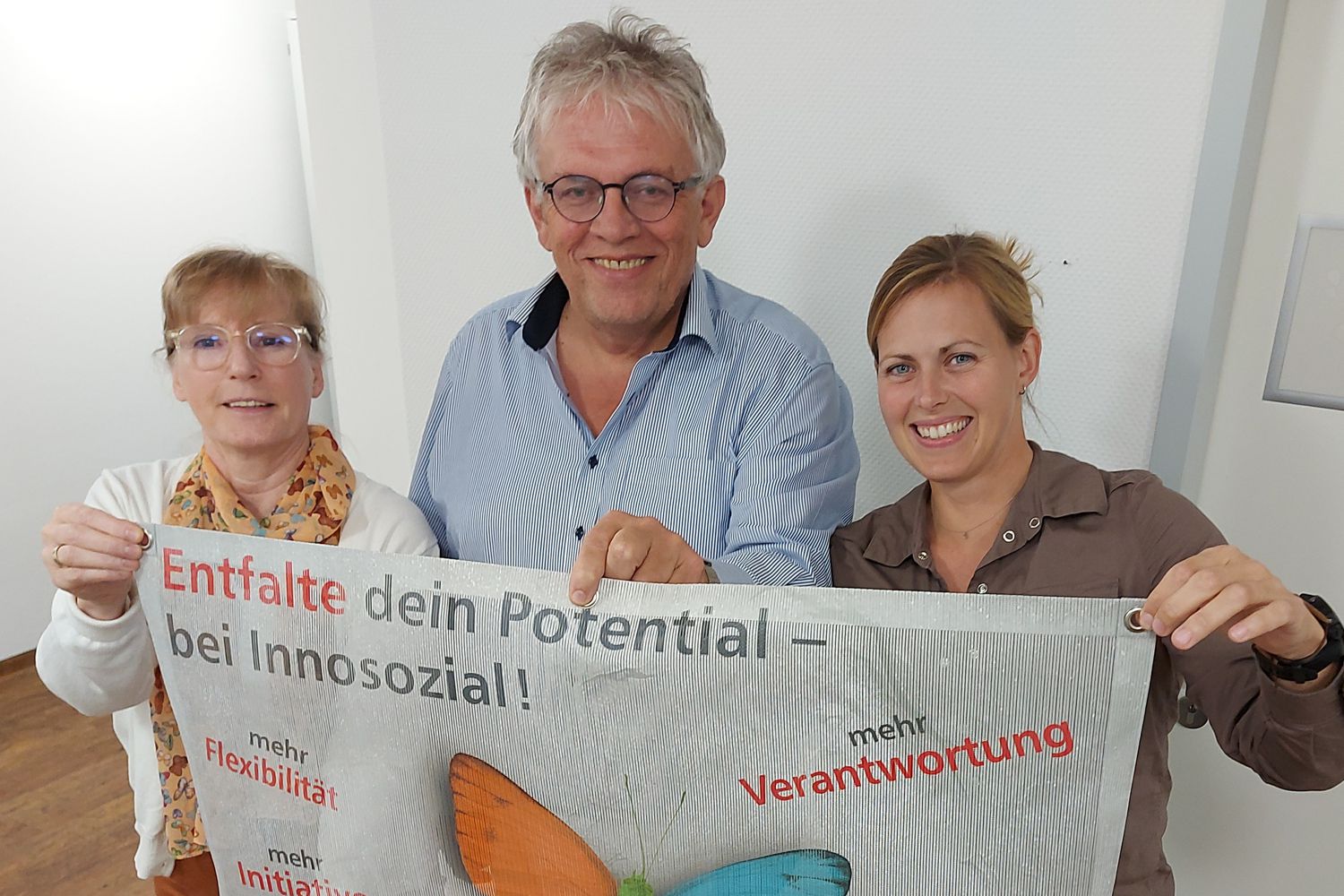 Bild zeigt: von links Elke Kreutzer, Dietmar Zöller und Angelika Sommer halten ein Banner