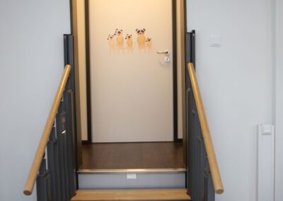 Bild zeigt: Barrierefreie Treppe mit Aufzug