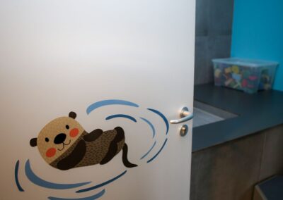 Bild zeigt: Eingangstür mit Otteraufkleber zum Matschraum
