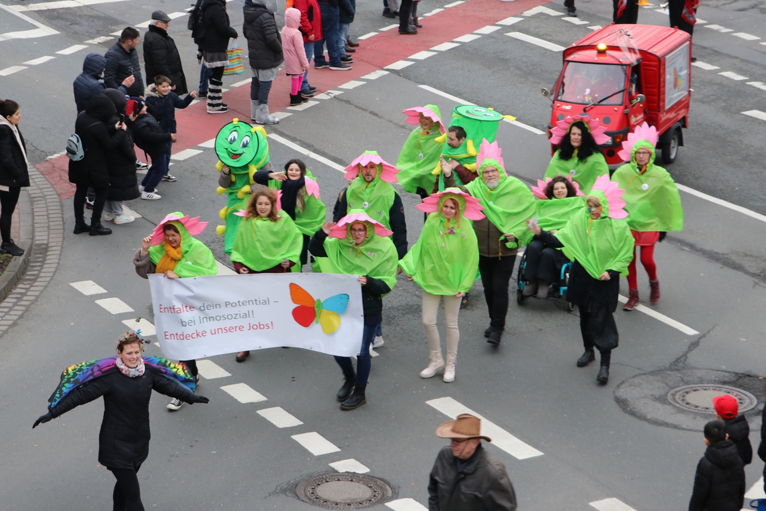 Bild zeigt: Innosozial Fußgruppe beim Rosenmontagszug in Ahlen