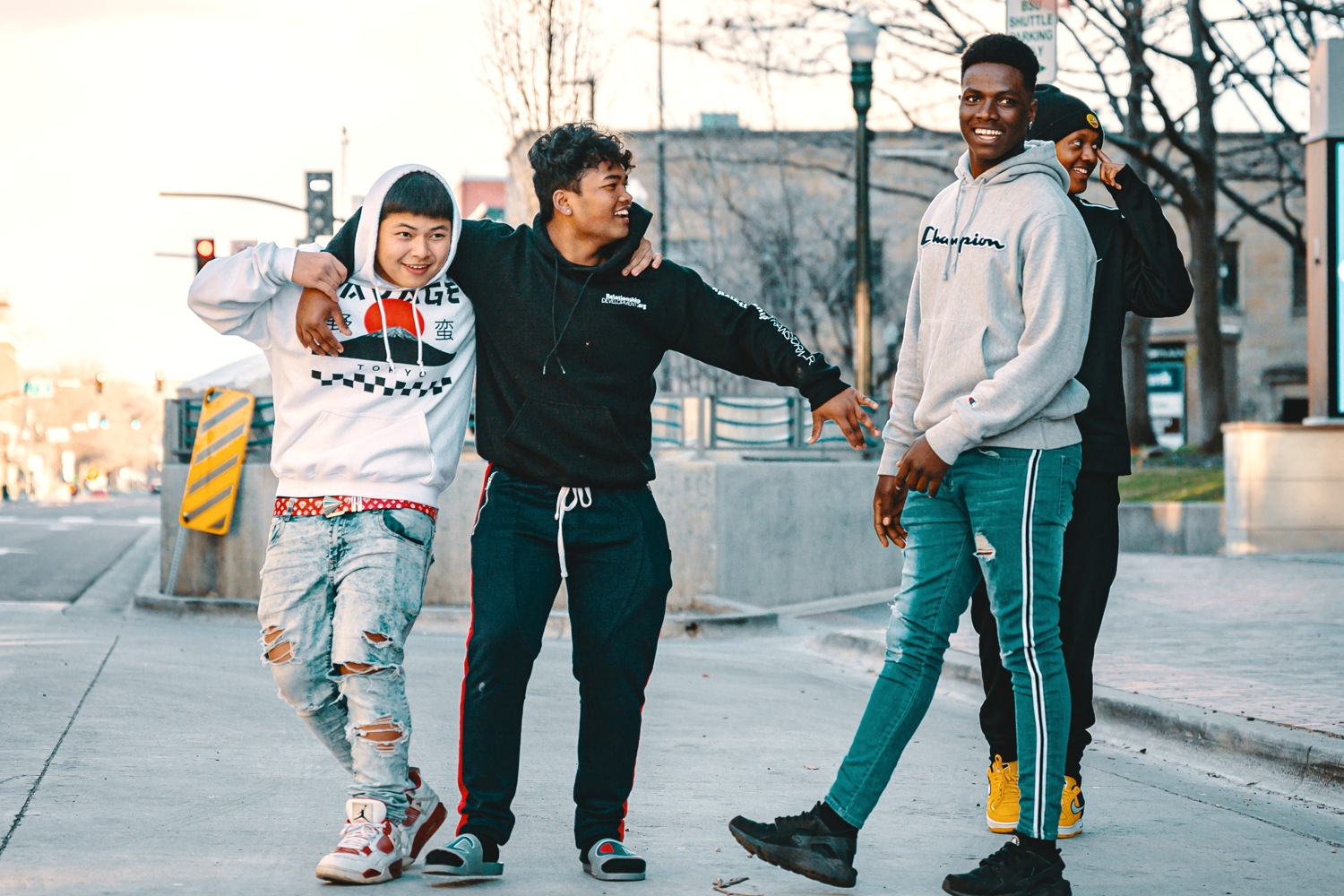 Bild zeigt: Vier Jugendliche unterschiedlicher Herkunft amüsieren sich auf der Straße