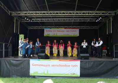 Bild zeigt: Folklore-Gruppe auf der Bühne