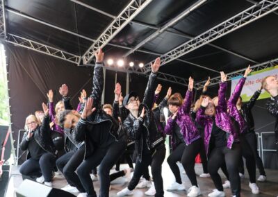 Bild zeigt: Die inklusive Gruppe Funky Movement auf der Bühne beim Tanzen