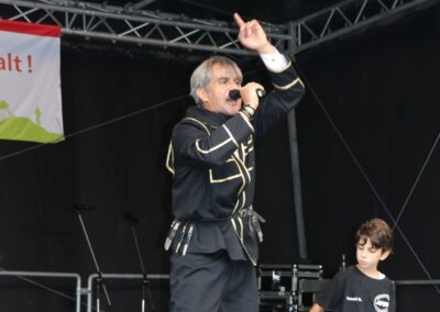 Bild zeigt: Sänger auf der Bühne