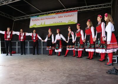 Bild zeigt: Folklore Gruppe auf der Bühne