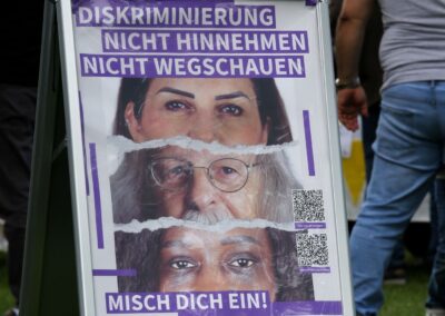 Bild zeigt: Aufsteller mit Plakat zur Antidiskriminierungskampagne