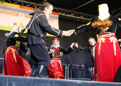 Bild zeigt: Folklore Gruppe auf der Bühne beim Tanz