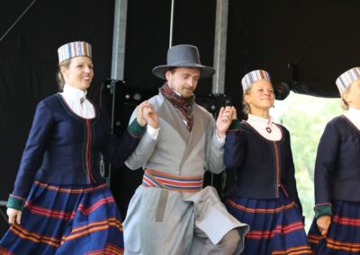 Bild zeigt: Lettische Folklore Gruppe auf der Bühne