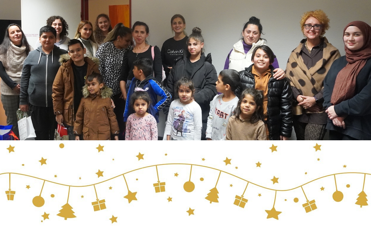 Bild zeigt: Kinder und Mütter nach dem Interkulturellen Weihnachtstreffen