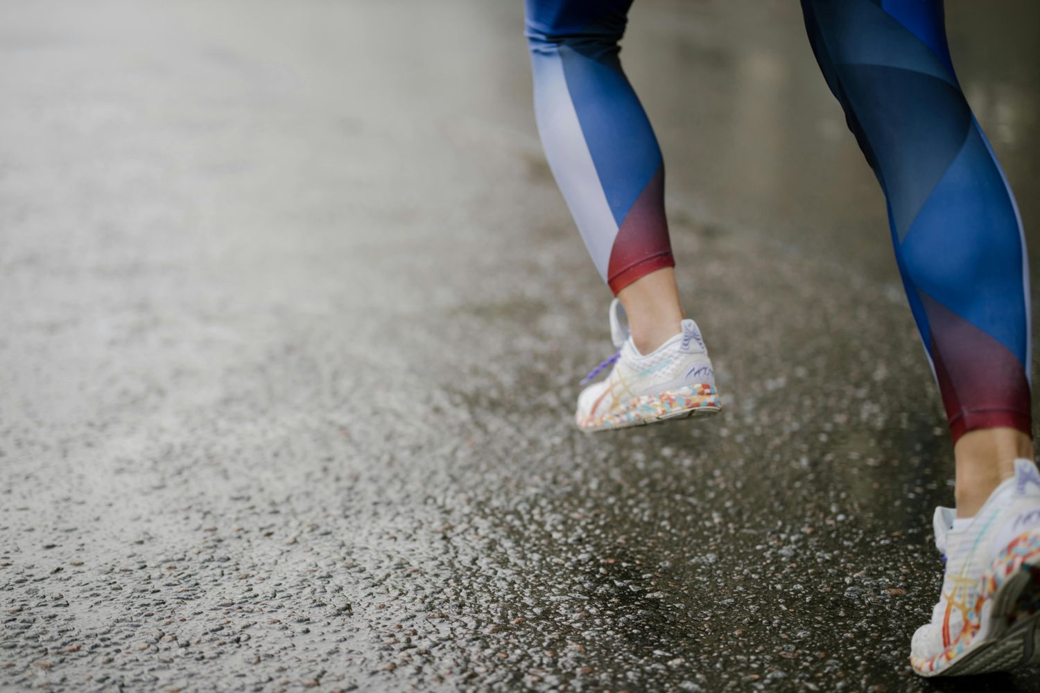 Bild zeigt: Zwei Beine mit Sportbekleidung und Sporschuhen beim Laufen