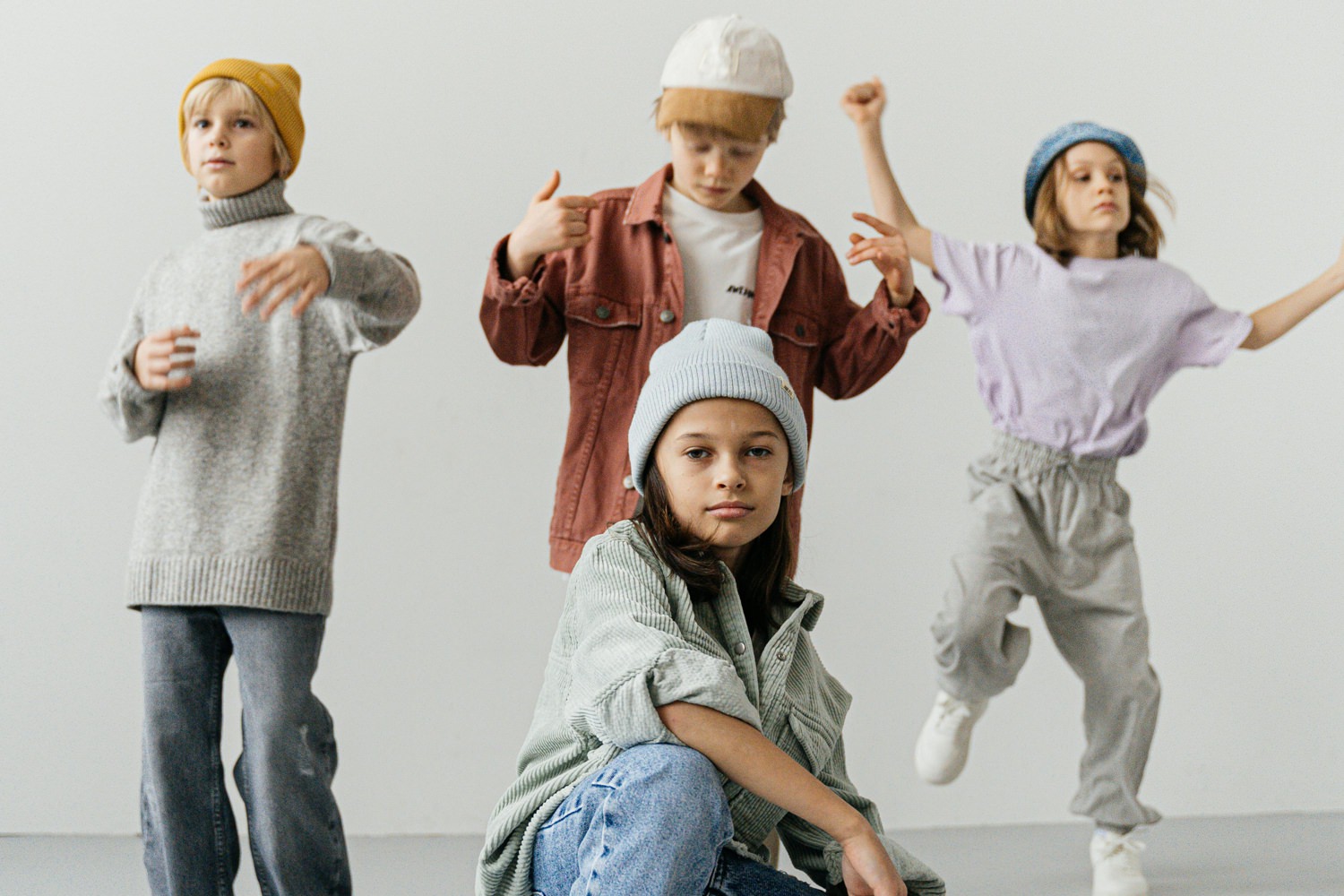 Bild zeigt: Vier Jugendliche bewegen sich und singen zu einem Rap-Song