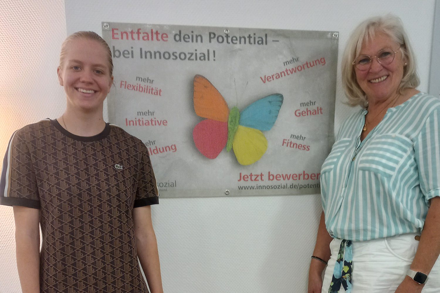 Bild zeigt: Milena Hylsky und Gabriele Liesemann vor einem Plakat mit der Schrift Entfalte dein Potential bei Innosozial