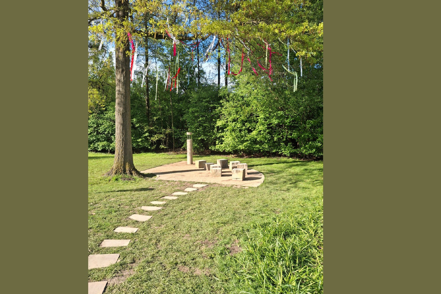 Stele und Sitzbänke als Trauerort im Berliner Park in Ahlen Bild zeigt: Stele und Sitzbänke als Trauerort im Berliner Park in Ahlen