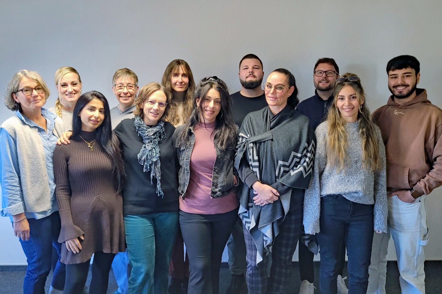 12 Personen stehen in zwei Reihen und zeigen sich als Team des Ambulant Betreuten Wohnen Bild zeigt: 12 Personen stehen in zwei Reihen und zeigen sich als Team des Ambulant Betreuten Wohnen